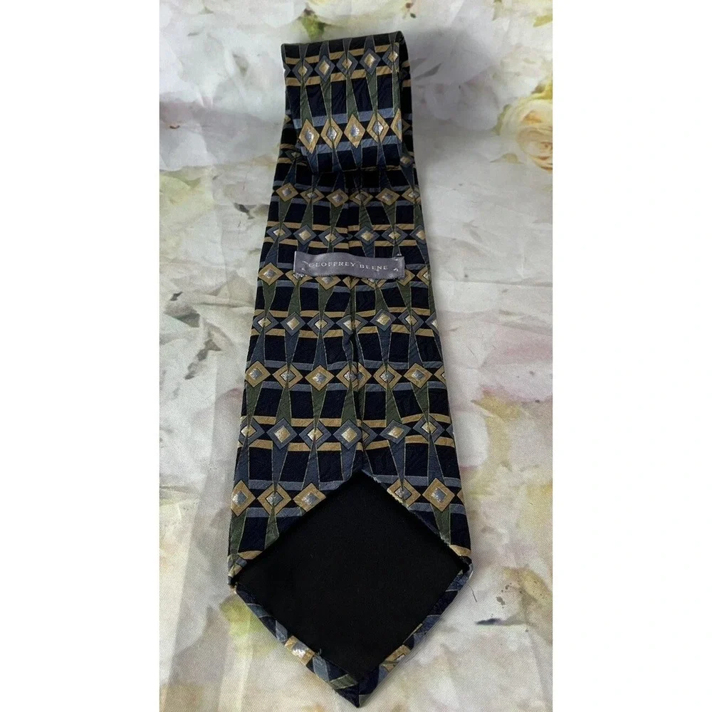 GEOFFREY BEENE 100% Silk Tie Necktie 57